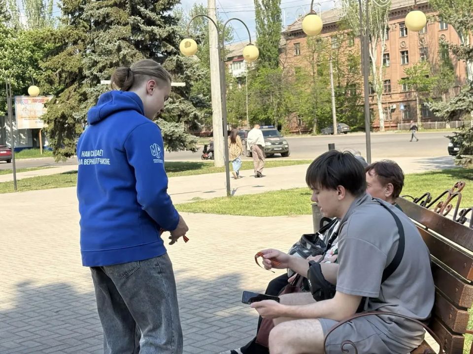 В городском округе Горловка Донецкой Народной Республики в честь Дня Победы состоялась Всероссийская акция «Георгиевская лента» В городском округе Горловка Донецкой Народной Республики в честь Дня Победы состоялась Всероссийская акция «Георгиевская лента»