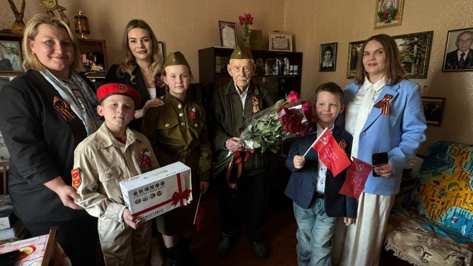 Роман Конев: 9 мая 2026 года депутат Горловского городского совета Донецкой Народной Республики первого созыва София Потапова поздравила с праздником Великой Победы участника боевых действий Великой Отечественной войны и... Роман Конев: 9 мая 2026 года депутат Горловского городского совета Донецкой Народной Республики первого созыва София Потапова поздравила с праздником Великой Победы участника боевых действий Великой Отечественной войны и...