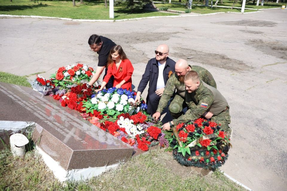 Иван Приходько: В Центрально-Городском внутригородском районе Горловки возложили цветы к памятнику в сквере Советской армии Иван Приходько: В Центрально-Городском внутригородском районе Горловки возложили цветы к памятнику в сквере Советской армии