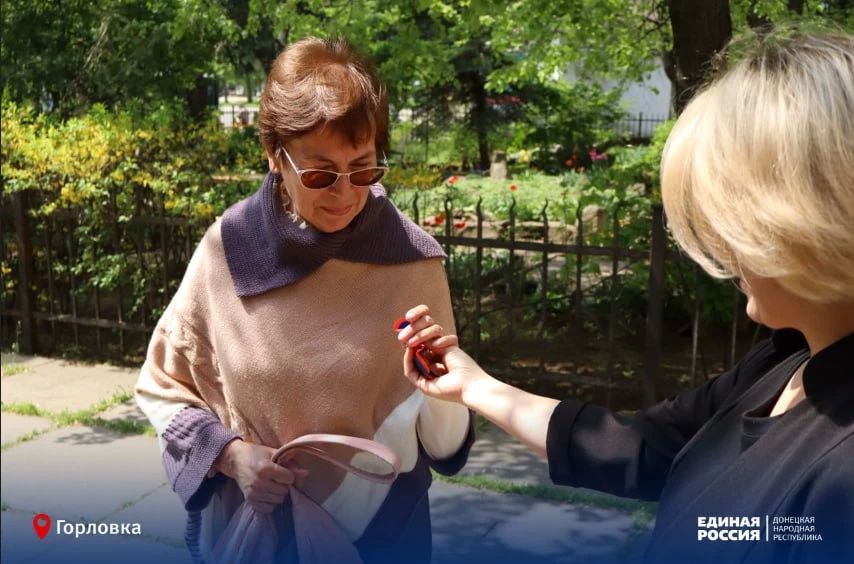В Центрально-Городском внутригородском районе Горловки прошла акция по раздаче лент в цветах Донецкой Народной Республики
