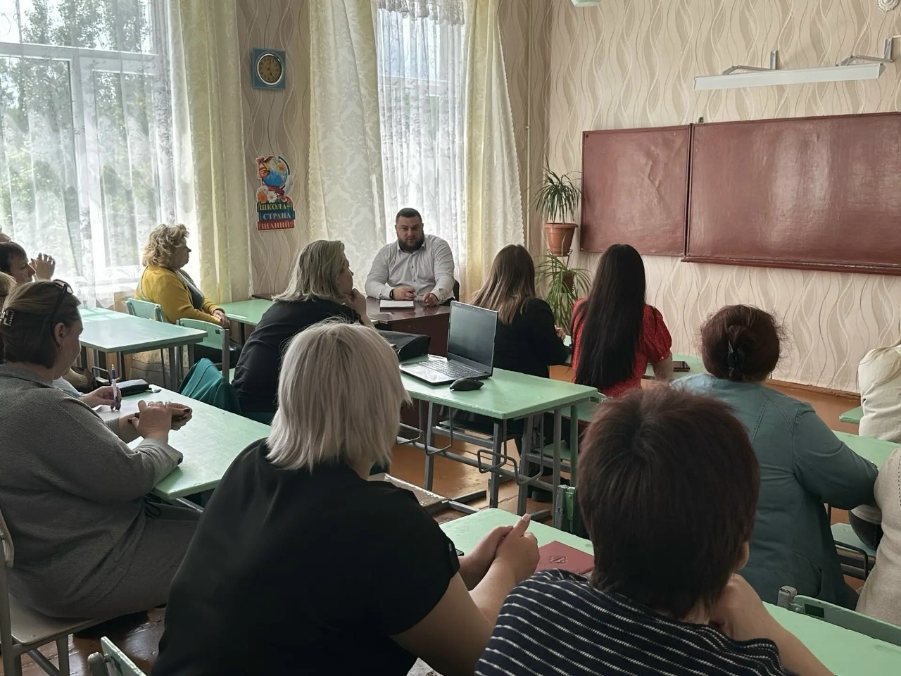 13 мая 2026 года депутаты Горловского городского совета от фракции «Единая Россия» — Роман Конев, Сергей Третьяков, Олег Сладкевич, Павел Калфакчиян, Евгений Прокопович, Александр Бобровский, Геннадий Маюров, Дмитрий Корона... 13 мая 2026 года депутаты Горловского городского совета от фракции «Единая Россия» — Роман Конев, Сергей Третьяков, Олег Сладкевич, Павел Калфакчиян, Евгений Прокопович, Александр Бобровский, Геннадий Маюров, Дмитрий Корона...