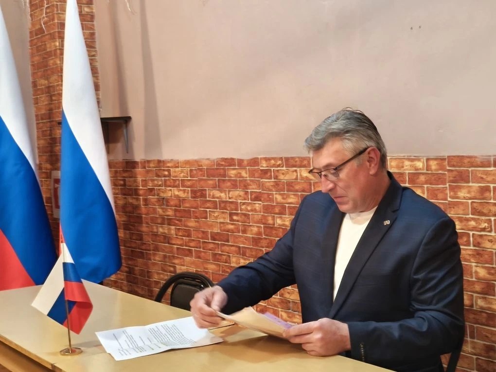 13 мая 2026 года депутаты Горловского городского совета от фракции «Единая Россия» — Роман Конев, Сергей Третьяков, Олег Сладкевич, Павел Калфакчиян, Евгений Прокопович, Александр Бобровский, Геннадий Маюров, Дмитрий Корона... 13 мая 2026 года депутаты Горловского городского совета от фракции «Единая Россия» — Роман Конев, Сергей Третьяков, Олег Сладкевич, Павел Калфакчиян, Евгений Прокопович, Александр Бобровский, Геннадий Маюров, Дмитрий Корона...