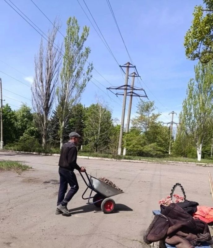 Партийцы Калининского района Горловки приняли участие в федеральной кампании Единой России «Маленькие добрые дела» Партийцы Калининского района Горловки приняли участие в федеральной кампании Единой России «Маленькие добрые дела»