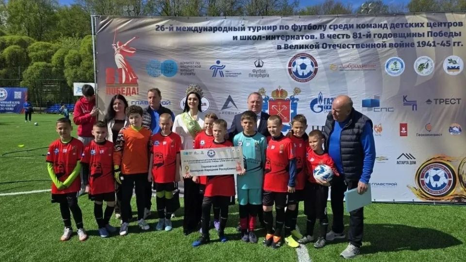 Воспитанники спортивной школы «СПОРТЛАЙН», учащиеся Горловской школы-интерната, на XXVI турнире по мини-футболу среди детских центров и школ-интернатов, посвящённом 81-й годовщине Великой Победы завоевали серебряные медали!