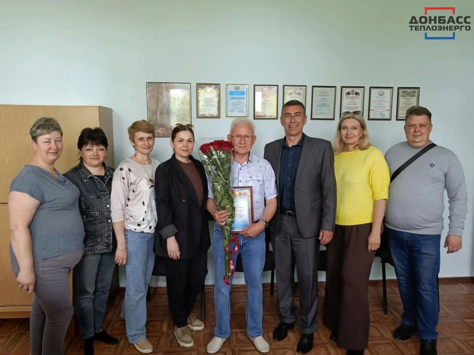 70 ЛЕТ – ВРЕМЯ ДОСТИЖЕНИЙ: ПОЗДРАВЛЕНИЕ ЮБИЛЯРА В ФИЛИАЛЕ «ГОРЛОВКАТЕПЛОСЕТЬ» 70 ЛЕТ – ВРЕМЯ ДОСТИЖЕНИЙ: ПОЗДРАВЛЕНИЕ ЮБИЛЯРА В ФИЛИАЛЕ «ГОРЛОВКАТЕПЛОСЕТЬ»
