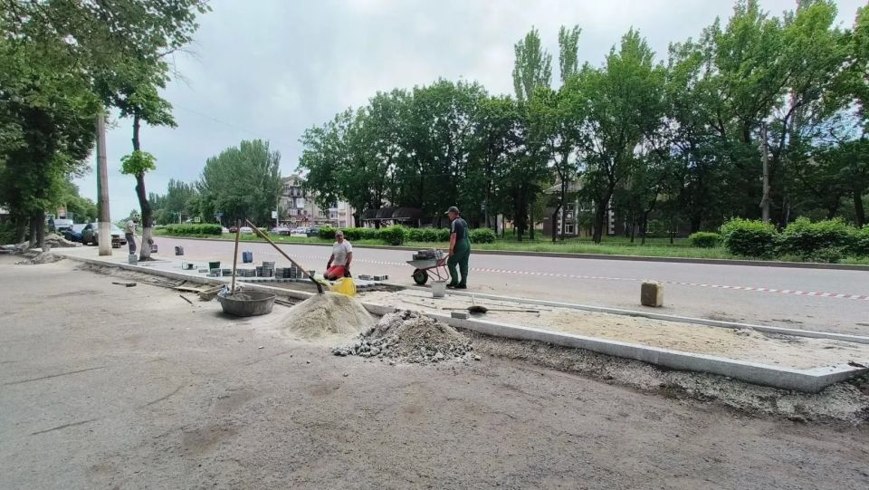 Возле Горловского театра кукол преобразилась парковка Возле Горловского театра кукол преобразилась парковка