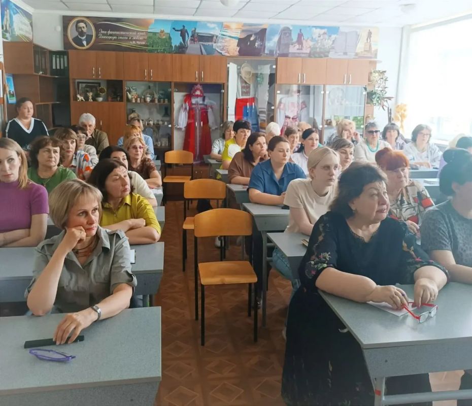 Состоялась встреча начальника Управления образования администрации городского округа Горловка с трудовым коллективом Состоялась встреча начальника Управления образования администрации городского округа Горловка с трудовым коллективом
