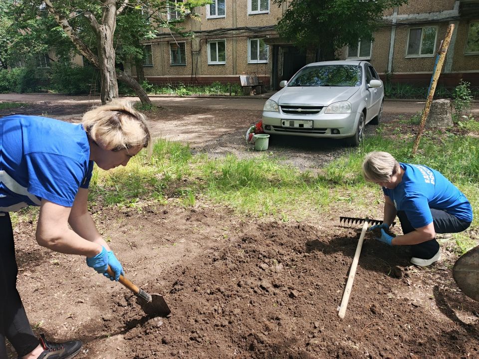Сегодня, 22 мая, в рамках проекта «Единой России» «Партия рядом» активисты первичных отделений № 57 и № 63 объединили усилия, чтобы обустроить один из дворов нашего города Сегодня, 22 мая, в рамках проекта «Единой России» «Партия рядом» активисты первичных отделений № 57 и № 63 объединили усилия, чтобы обустроить один из дворов нашего города