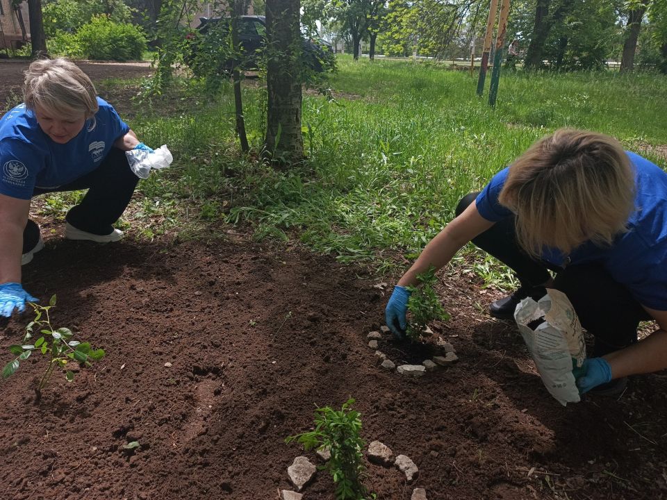 Сегодня, 22 мая, в рамках проекта «Единой России» «Партия рядом» активисты первичных отделений № 57 и № 63 объединили усилия, чтобы обустроить один из дворов нашего города Сегодня, 22 мая, в рамках проекта «Единой России» «Партия рядом» активисты первичных отделений № 57 и № 63 объединили усилия, чтобы обустроить один из дворов нашего города