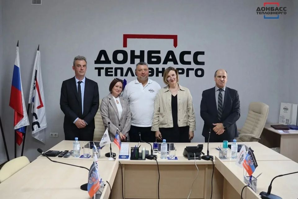 ПОДПИСАНО СОГЛАШЕНИЕ О ВЗАИМОДЕЙСТВИИ МЕЖДУ «ДОНБАССТЕПЛОЭНЕРГО» И ДВУМЯ КОЛЛЕДЖАМИ РЕСПУБЛИКИ ПОДПИСАНО СОГЛАШЕНИЕ О ВЗАИМОДЕЙСТВИИ МЕЖДУ «ДОНБАССТЕПЛОЭНЕРГО» И ДВУМЯ КОЛЛЕДЖАМИ РЕСПУБЛИКИ