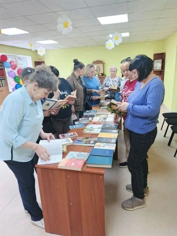 В Калининском районе Горловки прошла книжная ярмарка в рамках проекта «Партия рядом» В Калининском районе Горловки прошла книжная ярмарка в рамках проекта «Партия рядом»