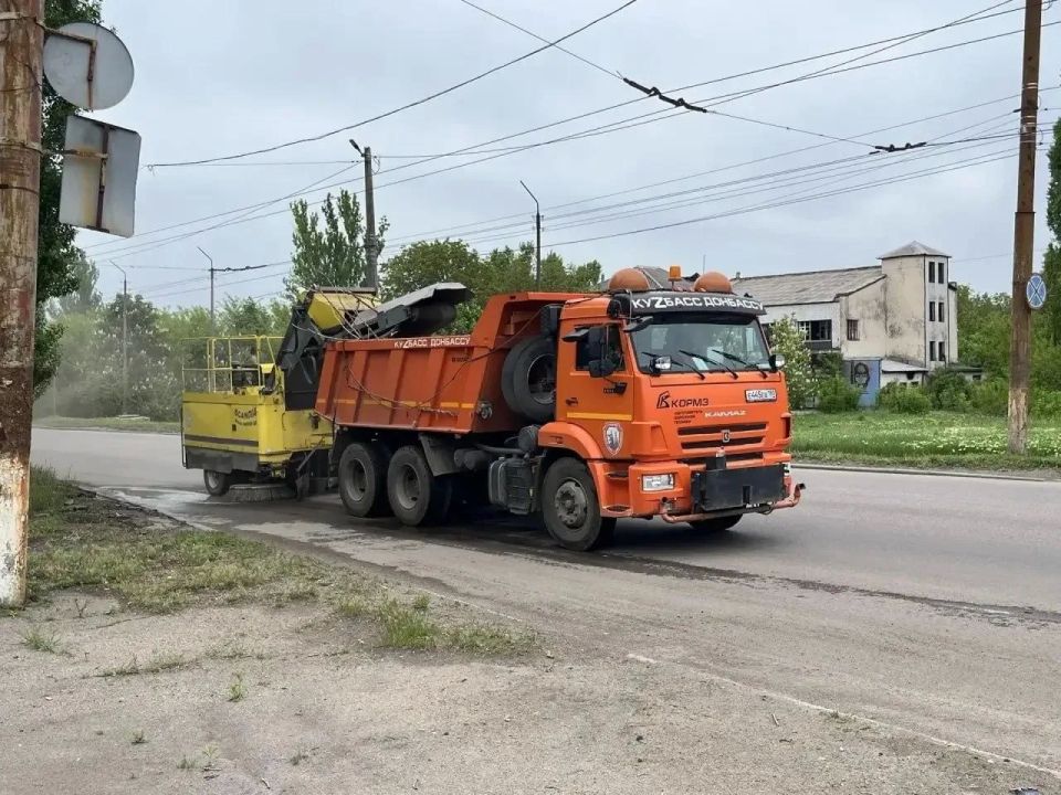 Спецтехника Кузбасса помогает восстанавливать инфраструктуру Горловки Спецтехника Кузбасса помогает восстанавливать инфраструктуру Горловки