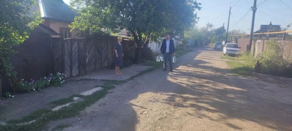 Роман Конев: 26 мая 2026 года депутаты Горловского городского совета от «Единой России» — Даниил Карабаев, Александр Кунов и Николай Гальченко — посетили места подвоза воды и осуществили адресную доставку Роман Конев: 26 мая 2026 года депутаты Горловского городского совета от «Единой России» — Даниил Карабаев, Александр Кунов и Николай Гальченко — посетили места подвоза воды и осуществили адресную доставку