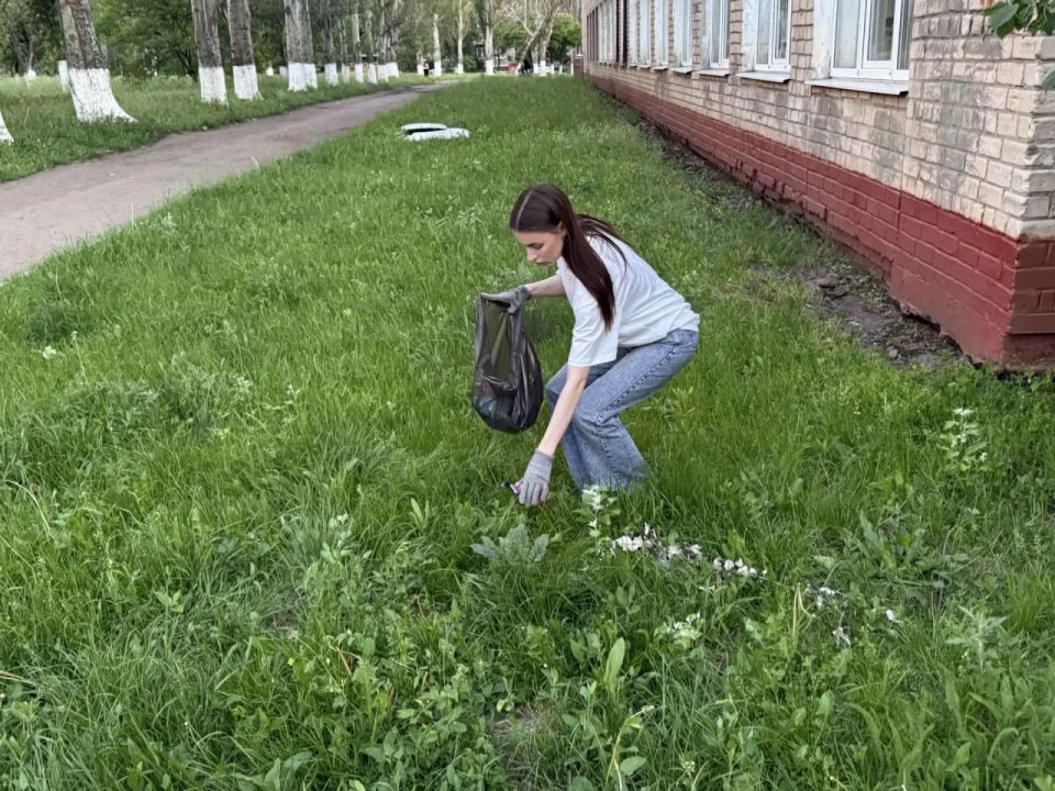 Молодые активисты партии «Единая Россия» навели порядок на общественных территориях Молодые активисты партии «Единая Россия» навели порядок на общественных территориях