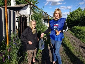Активисты партии " Единая Россия" принимают участие в акции «Маленькие добрые дела»