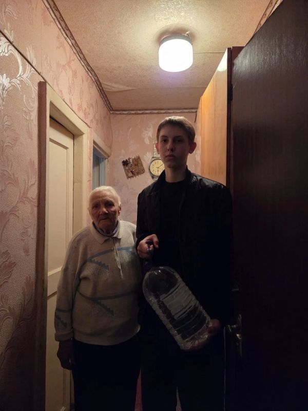 В рамках акции «Молодёжь не оставит в беде!» доброслужащие администрации городского округа Горловка Донецкой Народной Республики совместно с некоммерческими организациями города организовали адресную доставку питьевой воды... В рамках акции «Молодёжь не оставит в беде!» доброслужащие администрации городского округа Горловка Донецкой Народной Республики совместно с некоммерческими организациями города организовали адресную доставку питьевой воды...