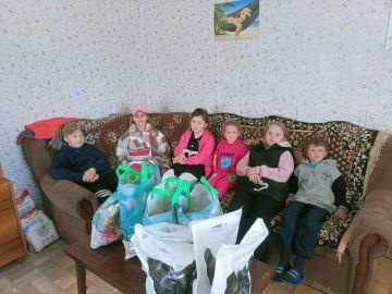 В Калининском внутригородском районе поздравили детей с праздником