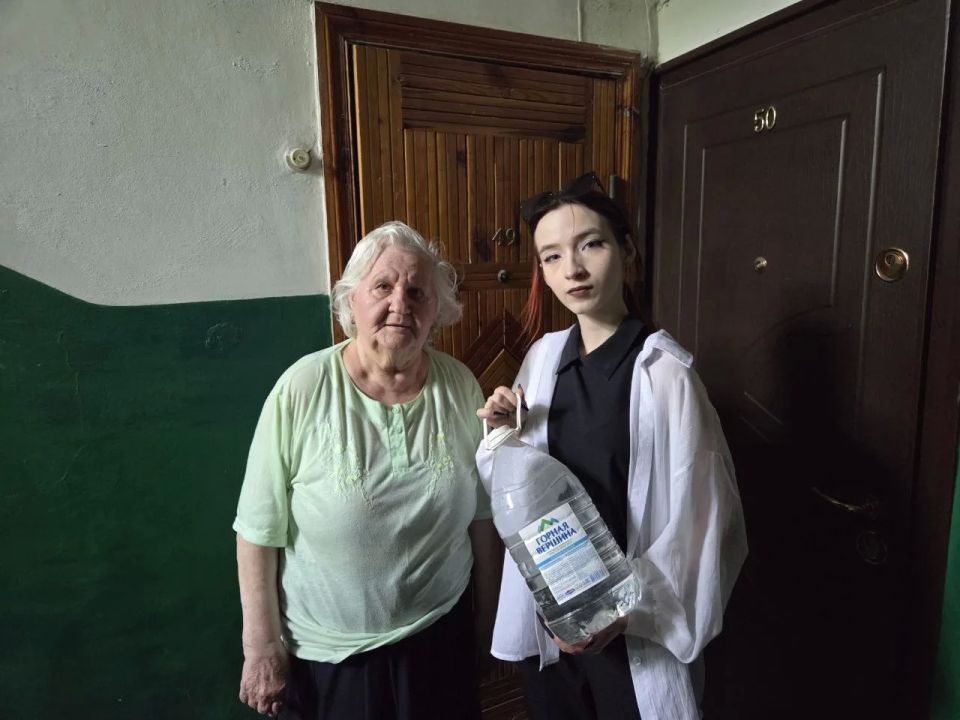 В рамках акции «Молодёжь не оставит в беде!» доброслужащие администрации городского округа Горловка Донецкой Народной Республики совместно с некоммерческими организациями города организовали адресную доставку питьевой воды... В рамках акции «Молодёжь не оставит в беде!» доброслужащие администрации городского округа Горловка Донецкой Народной Республики совместно с некоммерческими организациями города организовали адресную доставку питьевой воды...