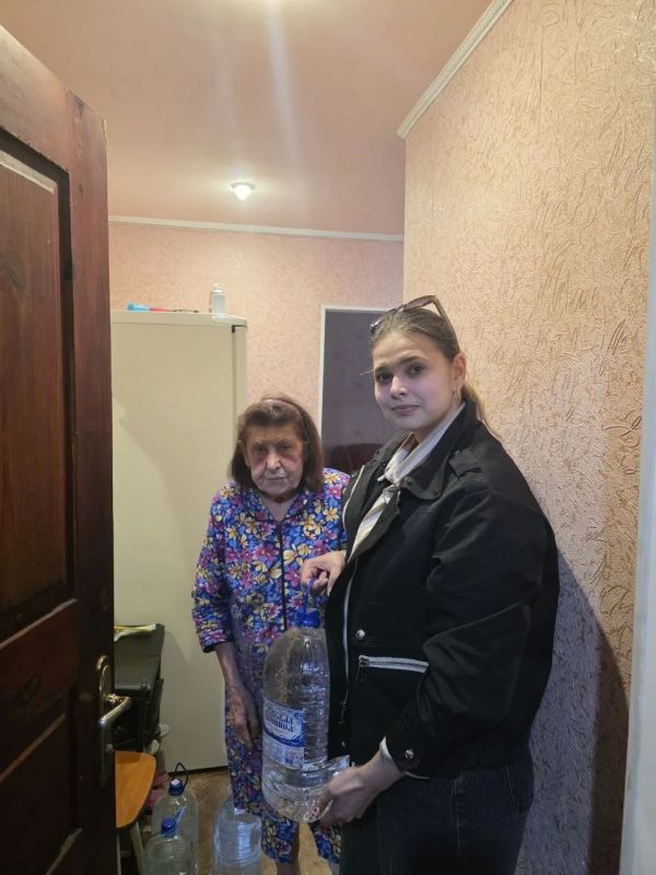В рамках акции «Молодёжь не оставит в беде!» доброслужащие администрации городского округа Горловка Донецкой Народной Республики совместно с некоммерческими организациями города организовали адресную доставку питьевой воды... В рамках акции «Молодёжь не оставит в беде!» доброслужащие администрации городского округа Горловка Донецкой Народной Республики совместно с некоммерческими организациями города организовали адресную доставку питьевой воды...