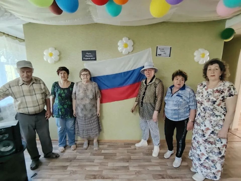 Россия - Родина моя!. В отделении дневного пребывания Центра социального обслуживания населения Калининского внутригородского района города Горловка прошел исторический час под названием «Россия - Родина моя!» Россия - Родина моя!. В отделении дневного пребывания Центра социального обслуживания населения Калининского внутригородского района города Горловка прошел исторический час под названием «Россия - Родина моя!»