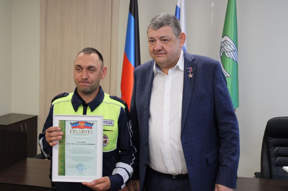 Иван Приходько: Сегодня в Горловке состоялось торжественное мероприятие, в рамках которого я выразил признательность сотрудникам правоохранительных органов и вручил им заслуженные награды Иван Приходько: Сегодня в Горловке состоялось торжественное мероприятие, в рамках которого я выразил признательность сотрудникам правоохранительных органов и вручил им заслуженные награды