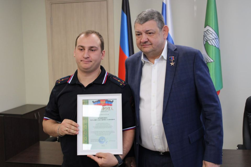 Иван Приходько: Сегодня в Горловке состоялось торжественное мероприятие, в рамках которого я выразил признательность сотрудникам правоохранительных органов и вручил им заслуженные награды Иван Приходько: Сегодня в Горловке состоялось торжественное мероприятие, в рамках которого я выразил признательность сотрудникам правоохранительных органов и вручил им заслуженные награды