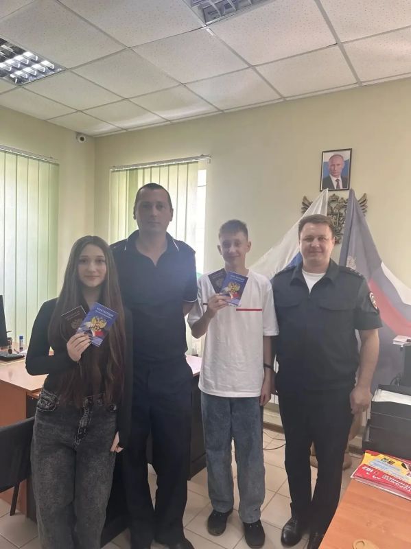 В Горловке состоялась торжественная церемония вручения паспортов гражданина Российской Федерации В Горловке состоялась торжественная церемония вручения паспортов гражданина Российской Федерации