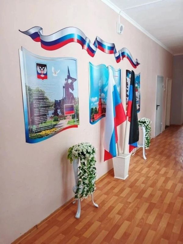 Роман Конев: К празднованию Дня России активисты «Единой России» из Калининского района Горловки преобразили окна местных учреждений и организаций Роман Конев: К празднованию Дня России активисты «Единой России» из Калининского района Горловки преобразили окна местных учреждений и организаций