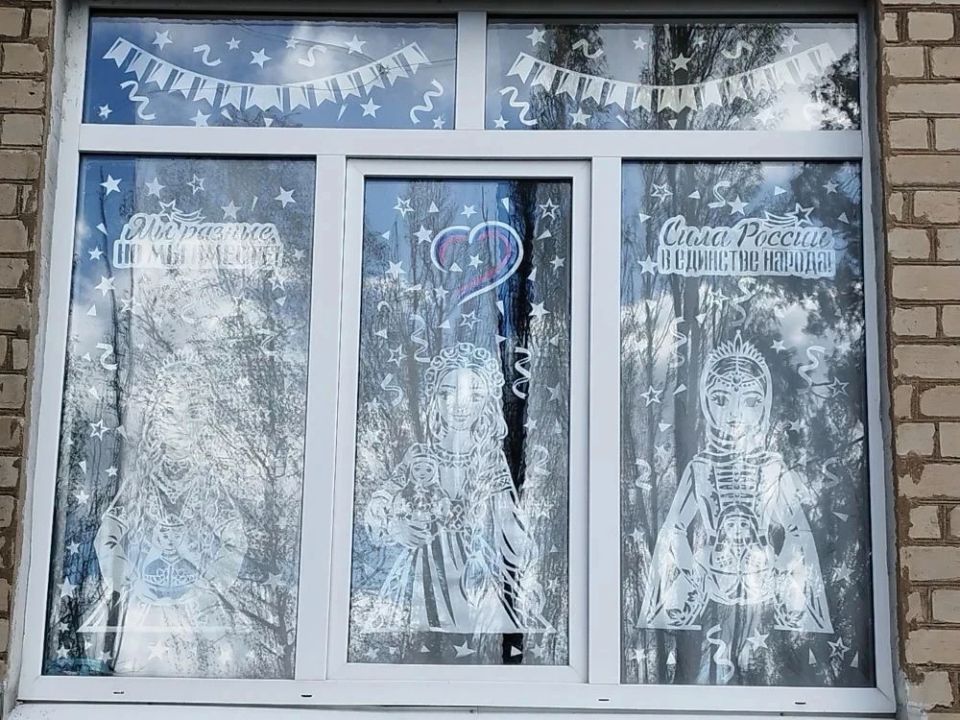 В Никитовском внутригородском районе города Горловка украсили окна в преддверии праздника Дня России В Никитовском внутригородском районе города Горловка украсили окна в преддверии праздника Дня России