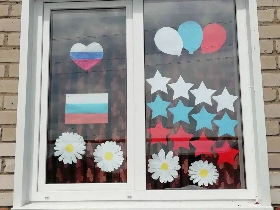 В Никитовском внутригородском районе города Горловка украсили окна в преддверии праздника Дня России В Никитовском внутригородском районе города Горловка украсили окна в преддверии праздника Дня России