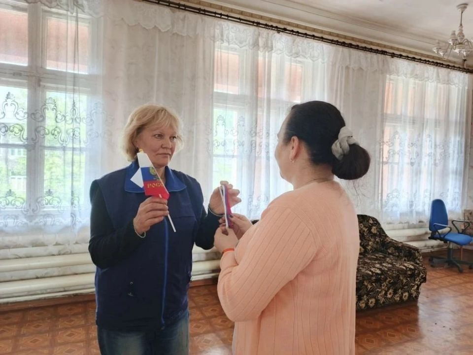 Роман Конев: В Никитовском районе в рамках инициативы «Единой России» «Культура малой Родины» накануне Дня России прошли акции по раздаче символов нашей страны – ленточек и флажков триколор Роман Конев: В Никитовском районе в рамках инициативы «Единой России» «Культура малой Родины» накануне Дня России прошли акции по раздаче символов нашей страны – ленточек и флажков триколор