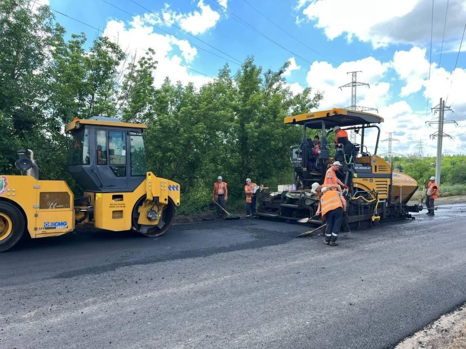 Спецтехника из Кузбасса помогает проводить уборку в Горловке Спецтехника из Кузбасса помогает проводить уборку в Горловке