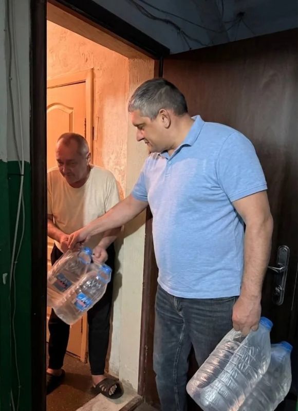 Роман Конев: 17 июня 2026 года депутаты Горловского городского совета от «Единой России» София Потапова и Павел Калфакчиян посетили места подвоза воды и осуществили адресный подвоз воды Роман Конев: 17 июня 2026 года депутаты Горловского городского совета от «Единой России» София Потапова и Павел Калфакчиян посетили места подвоза воды и осуществили адресный подвоз воды