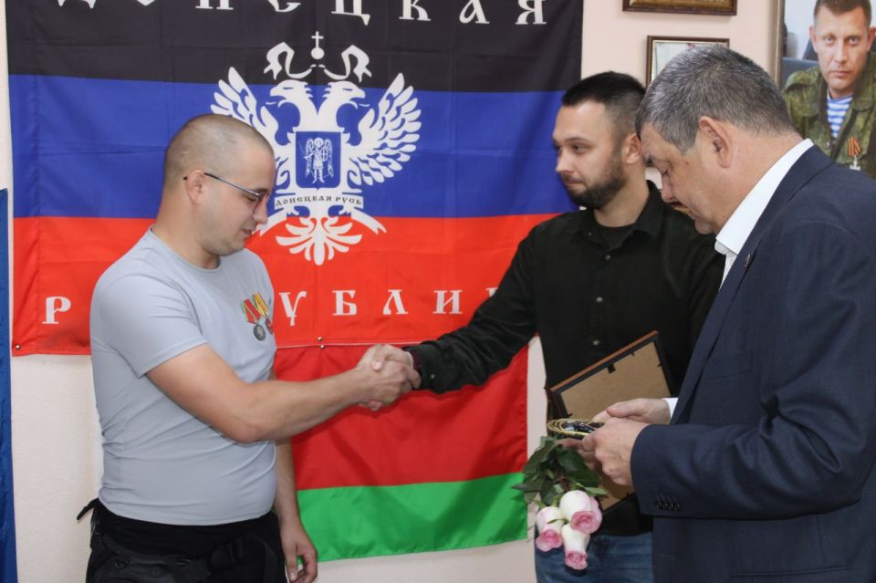 Иван Приходько: Совместно с руководителем Донецкого регионального отделения Всероссийской общественной организации «Молодая Гвардия Единой России», депутатом Народного Совета Донецкой Народной Республики, членом комитета... Иван Приходько: Совместно с руководителем Донецкого регионального отделения Всероссийской общественной организации «Молодая Гвардия Единой России», депутатом Народного Совета Донецкой Народной Республики, членом комитета...
