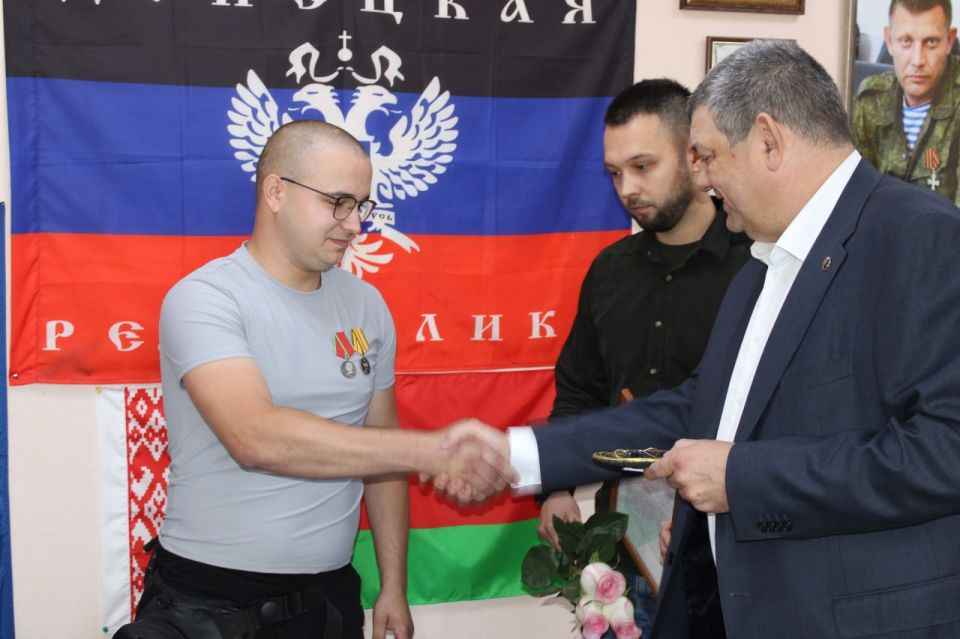 Иван Приходько: Совместно с руководителем Донецкого регионального отделения Всероссийской общественной организации «Молодая Гвардия Единой России», депутатом Народного Совета Донецкой Народной Республики, членом комитета... Иван Приходько: Совместно с руководителем Донецкого регионального отделения Всероссийской общественной организации «Молодая Гвардия Единой России», депутатом Народного Совета Донецкой Народной Республики, членом комитета...