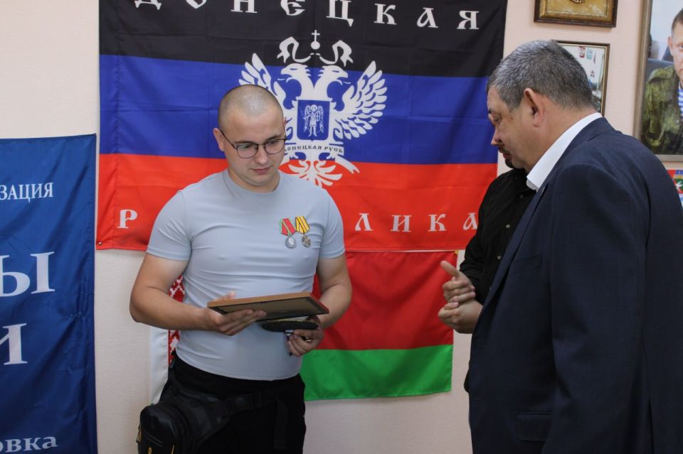 Иван Приходько: Совместно с руководителем Донецкого регионального отделения Всероссийской общественной организации «Молодая Гвардия Единой России», депутатом Народного Совета Донецкой Народной Республики, членом комитета... Иван Приходько: Совместно с руководителем Донецкого регионального отделения Всероссийской общественной организации «Молодая Гвардия Единой России», депутатом Народного Совета Донецкой Народной Республики, членом комитета...