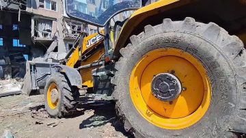 Атаковавший дом в Горловке беспилотник ВСУ нес заряд тротила около 12 кг, сообщил мэр Иван Приходько