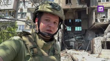 Кадры с места атаки БПЛА ВСУ на жилой дом в Горловке, в результате которой погибли три человека, показал корреспондент "Известий" Евгений Быковский