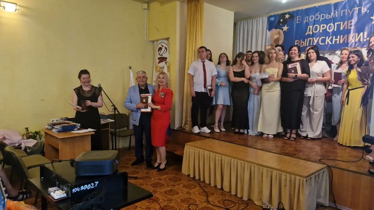 В конце июня 2026 года в медицинских колледжах Донецкой Народной Республики прошли торжественные мероприятия, посвященные вручению дипломов выпускникам В конце июня 2026 года в медицинских колледжах Донецкой Народной Республики прошли торжественные мероприятия, посвященные вручению дипломов выпускникам