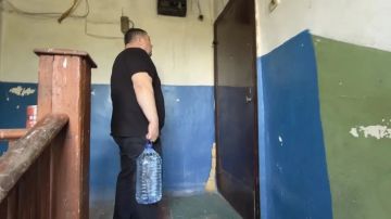 Роман Конев: Депутаты Горловского городского совета от «Единой России» Александр Кунов и Даниил Карабаев посетили места подвоза воды и осуществили адресный подвоз воды