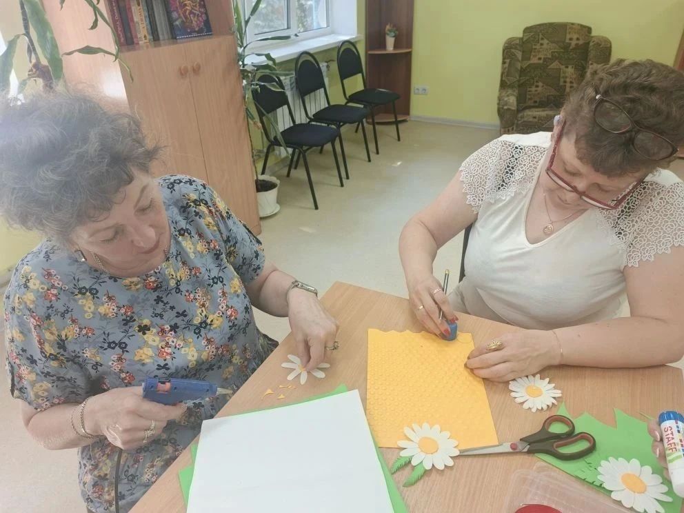 Мастеркласс ко Дню семьи, любви и верности прошел в Центре социального обслуживания населения Горловки Мастеркласс ко Дню семьи, любви и верности прошел в Центре социального обслуживания населения Горловки