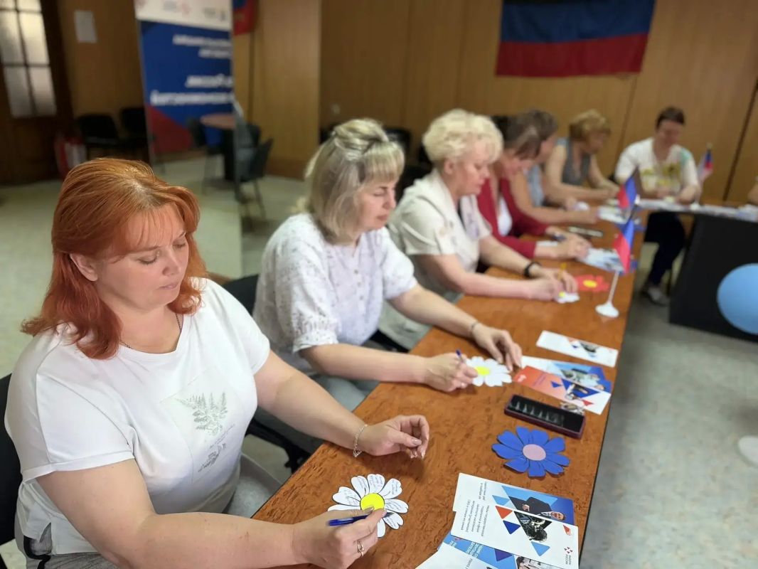 11 участниц женского клуба Горловки строят карьеру с поддержкой кадрового центра 11 участниц женского клуба Горловки строят карьеру с поддержкой кадрового центра