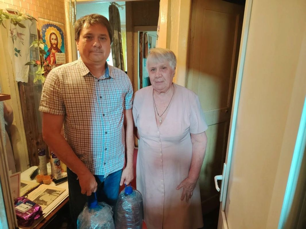 Роман Конев: 10 июля 2026 года депутаты Горловского городского совета от «Единой России» — София Потапова, Александр Кунов и Андрей Костюк — осуществили адресный подвоз воды Роман Конев: 10 июля 2026 года депутаты Горловского городского совета от «Единой России» — София Потапова, Александр Кунов и Андрей Костюк — осуществили адресный подвоз воды