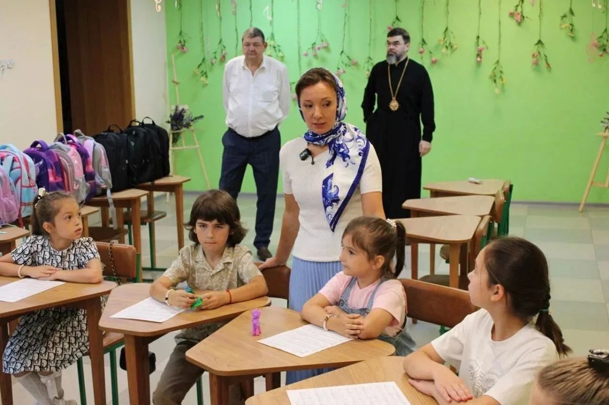 Анна Кузнецова: Величественный Богоявленский кафедральный собор в Горловке, воскресная школа «Росток», не замолкавшая под обстрелами и простреленные иконы и Анна Кузнецова: Величественный Богоявленский кафедральный собор в Горловке, воскресная школа «Росток», не замолкавшая под обстрелами и простреленные иконы и