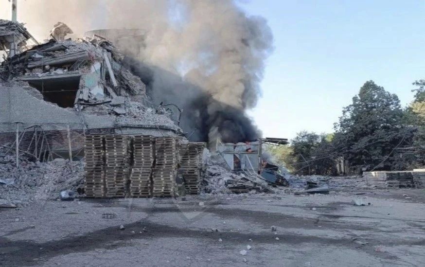 В Никитовском районе Горловки в результате ночного комбинированного удара ВФУ по складскому помещению с кондитерской продукцией погиб один мирный житель, ещё двое пострадали, гражданский объект уничтожен полностью — Иван... В Никитовском районе Горловки в результате ночного комбинированного удара ВФУ по складскому помещению с кондитерской продукцией погиб один мирный житель, ещё двое пострадали, гражданский объект уничтожен полностью — Иван...