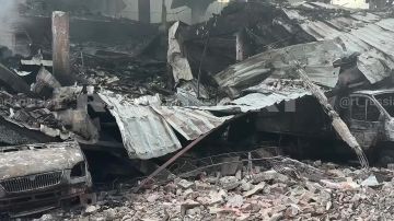 Обгоревшие руины и заваленные обломками авто: последствия террористической атаки ВСУ на кондитерскую фабрику в Горловке (ДНР)