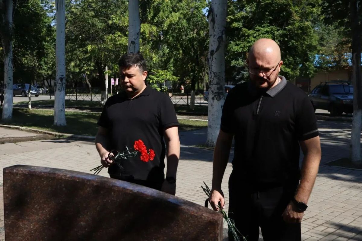 Руководители Центрально-Городского района Горловки возложили цветы к подножию Мемориала в память о погибших жителях города Руководители Центрально-Городского района Горловки возложили цветы к подножию Мемориала в память о погибших жителях города
