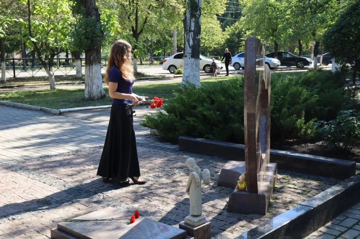 Руководители Центрально-Городского района Горловки возложили цветы к подножию Мемориала в память о погибших жителях города Руководители Центрально-Городского района Горловки возложили цветы к подножию Мемориала в память о погибших жителях города