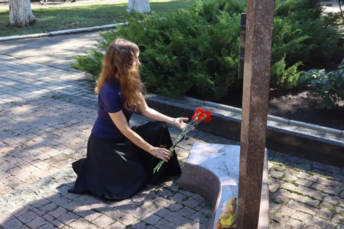 Руководители Центрально-Городского района Горловки возложили цветы к подножию Мемориала в память о погибших жителях города Руководители Центрально-Городского района Горловки возложили цветы к подножию Мемориала в память о погибших жителях города