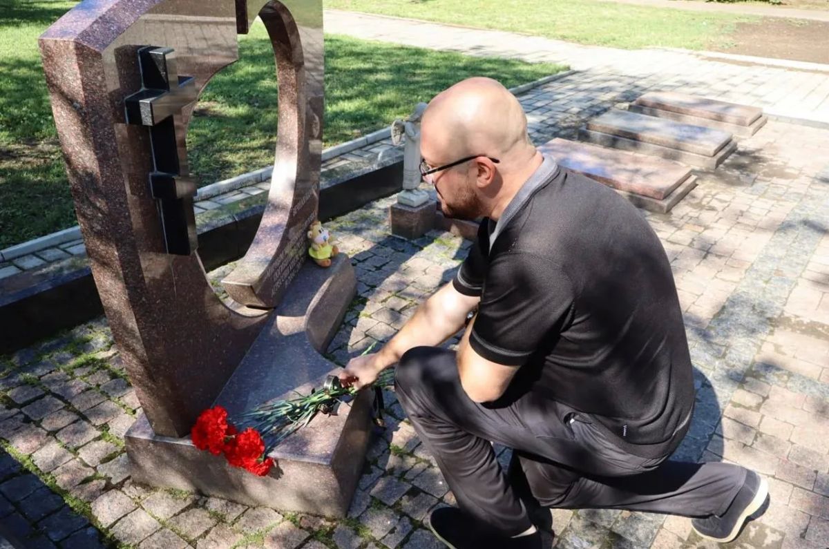Руководители Центрально-Городского района Горловки возложили цветы к подножию Мемориала в память о погибших жителях города Руководители Центрально-Городского района Горловки возложили цветы к подножию Мемориала в память о погибших жителях города